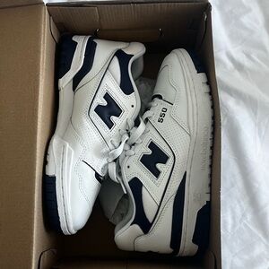 New Balance 550
Style #: BBW550BA
Size: 8 - B
Color: White with Dark Mercury